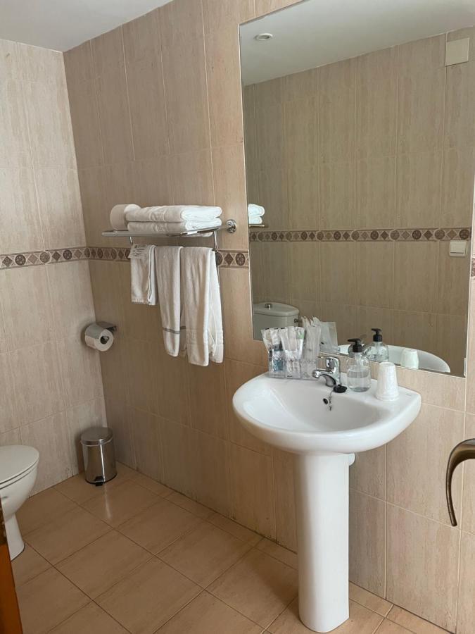 Hostal Maria Elche Exterior foto A typical bathroom in a hotel