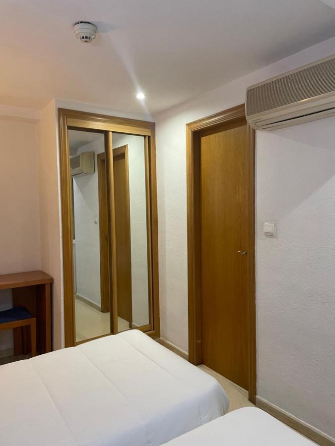 Hostal Maria Elche Exterior foto Sliding doors