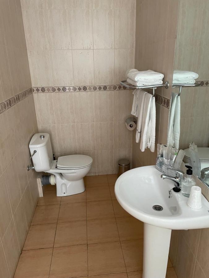 Hostal Maria Elche Exterior foto Bathroom in a hotel