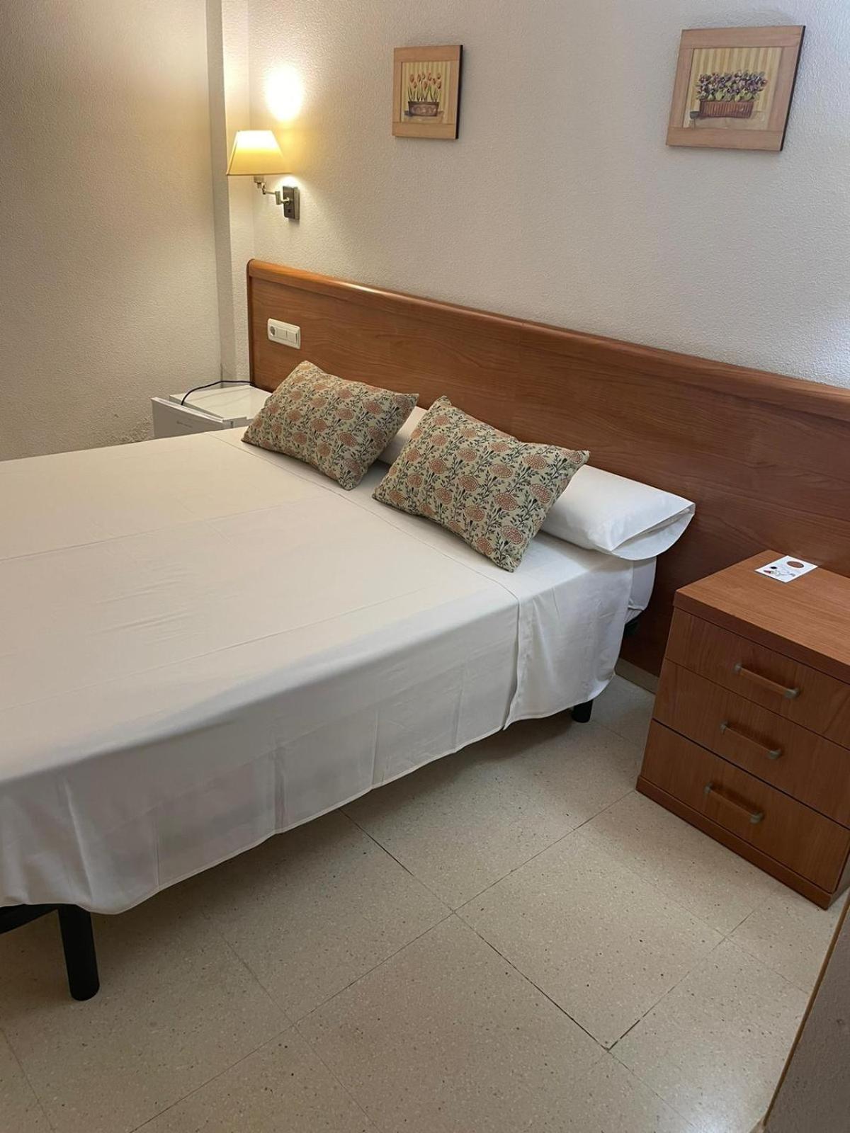 Hostal Maria Elche Exterior foto A bed with a mattress