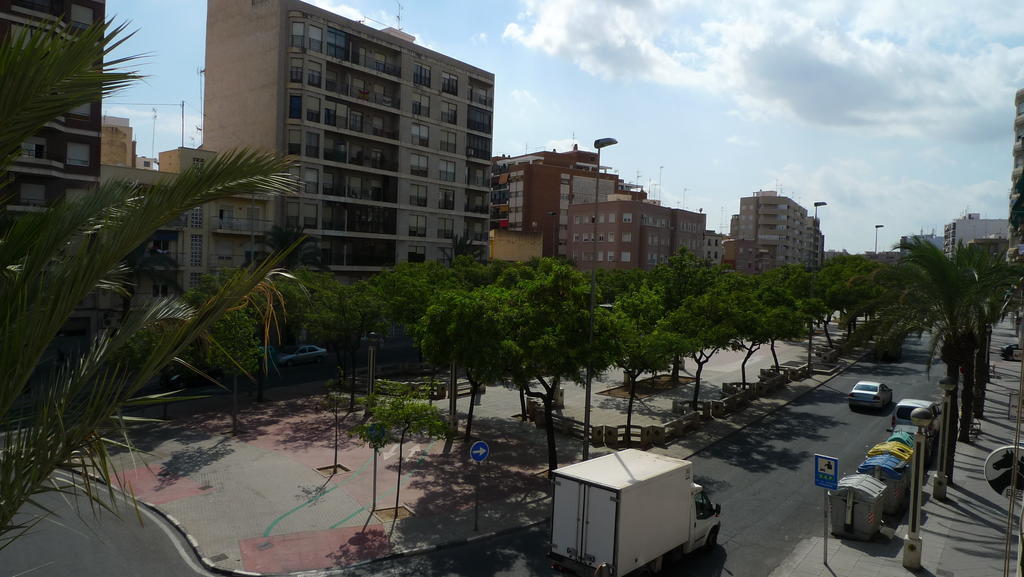 Hostal Maria Elche Exterior foto View of the neighbourhood