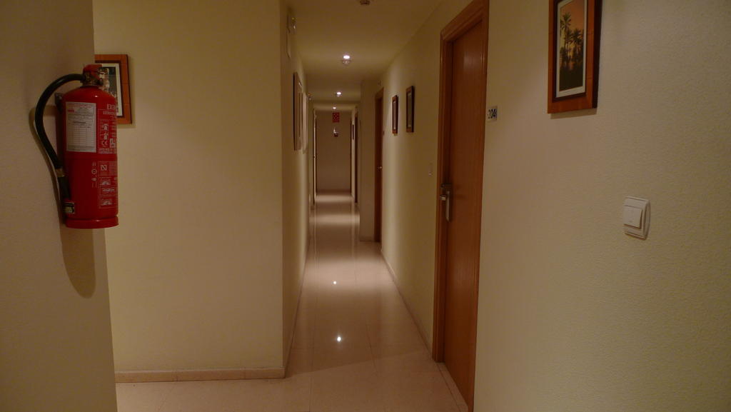 Hostal Maria Elche Exterior foto A corridor in a hotel