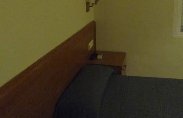 Hostal Maria Elche Exterior foto A door in a hospital ward