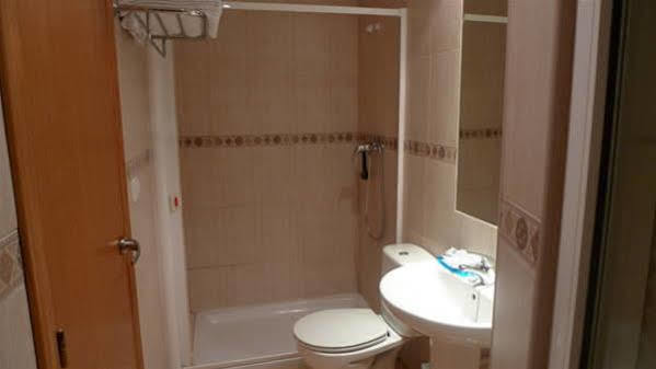 Hostal Maria Elche Exterior foto A shower cubicle